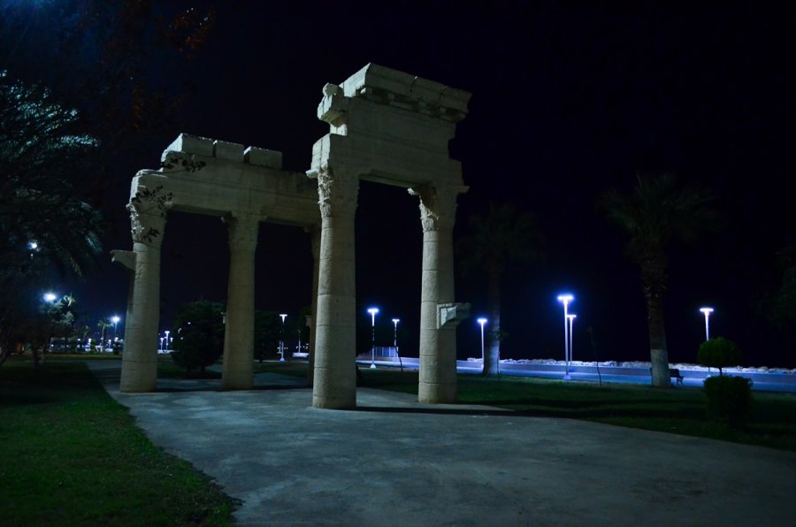 Mersin'de Cadde Ve Sokaklar Sessizliğe Büründü