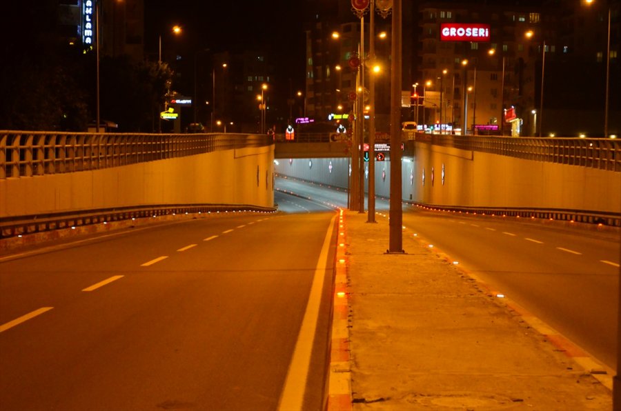 Mersin'de Cadde Ve Sokaklar Sessizliğe Büründü