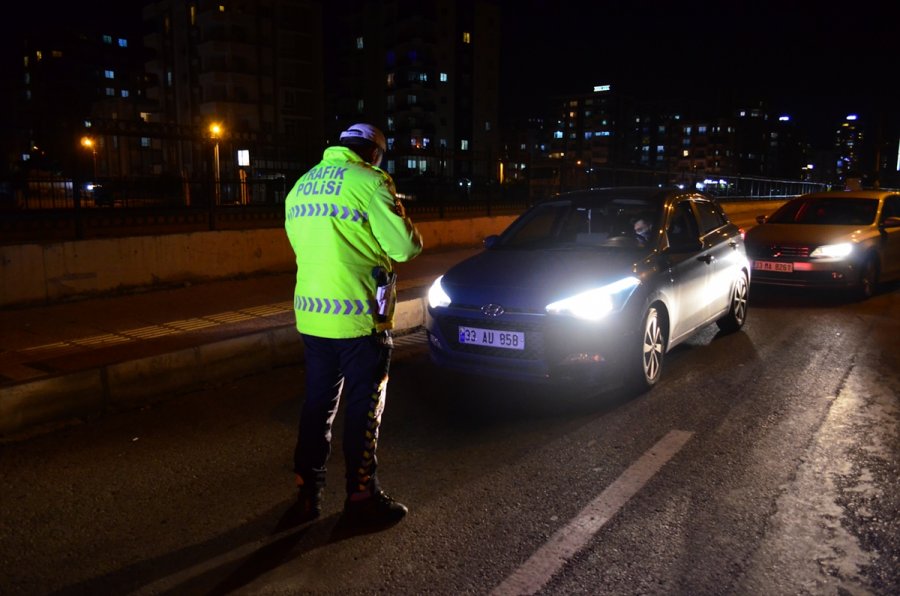 Mersin'de Cadde Ve Sokaklar Sessizliğe Büründü