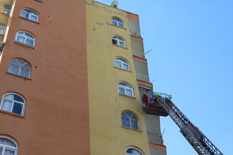 Mersin'de Çıkan Ev Yangınında Mahsur Kalanlar İtfaiye Ekiplerince Kurtarıldı
