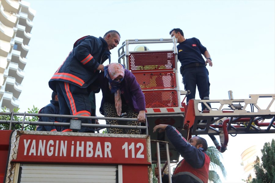Mersin'de Çıkan Ev Yangınında Mahsur Kalanlar İtfaiye Ekiplerince Kurtarıldı