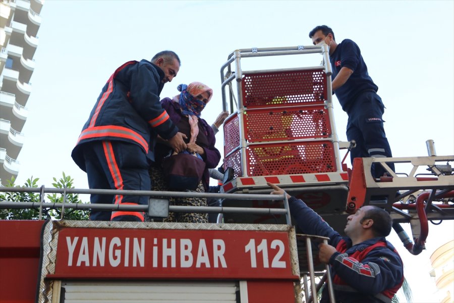 Mersin'de Çıkan Ev Yangınında Mahsur Kalanlar İtfaiye Ekiplerince Kurtarıldı