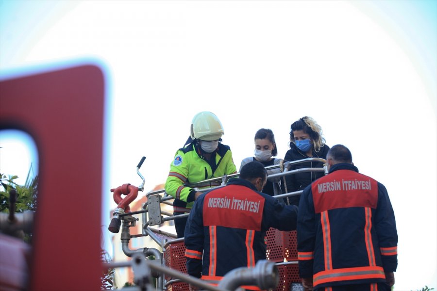Mersin'de Çıkan Ev Yangınında Mahsur Kalanlar İtfaiye Ekiplerince Kurtarıldı