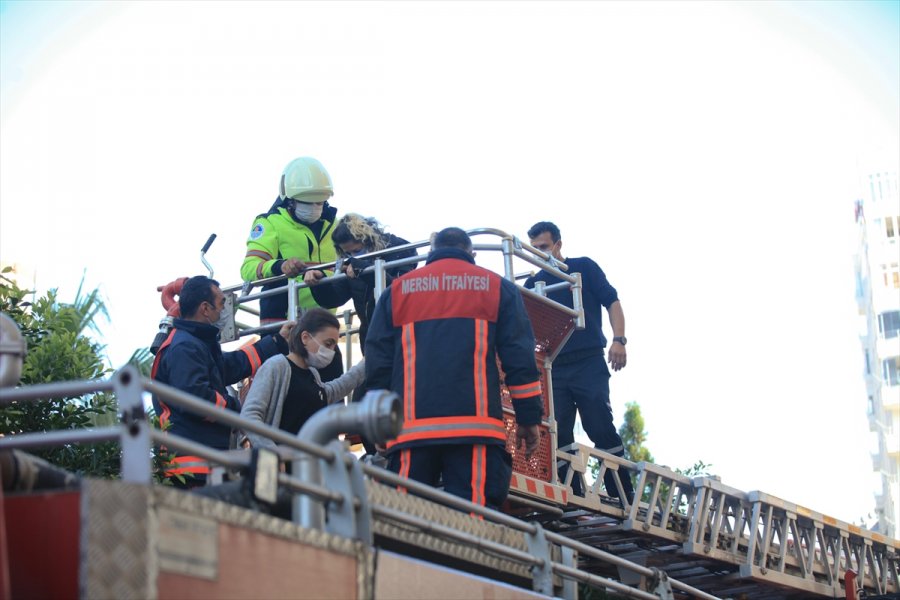 Mersin'de Çıkan Ev Yangınında Mahsur Kalanlar İtfaiye Ekiplerince Kurtarıldı