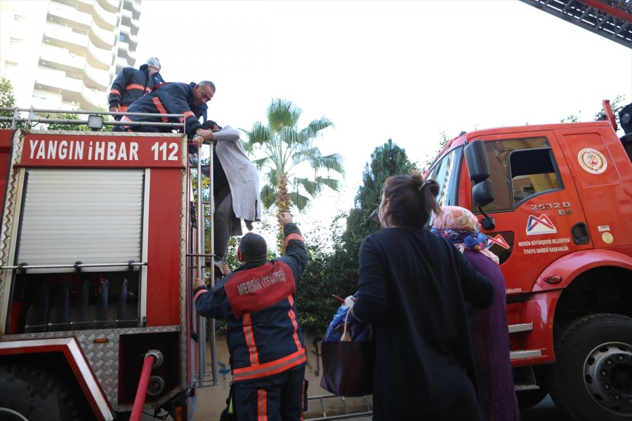 Mersin'de Çıkan Ev Yangınında Mahsur Kalanlar İtfaiye Ekiplerince Kurtarıldı