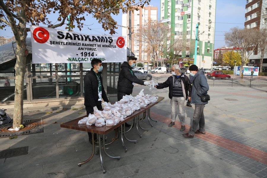 Nalçacı Taraftar Grubu Sarıkamış Şehitleri İçin Simit Dağıttı