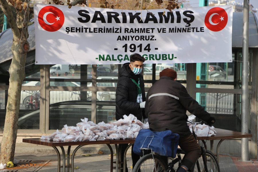 Nalçacı Taraftar Grubu Sarıkamış Şehitleri İçin Simit Dağıttı