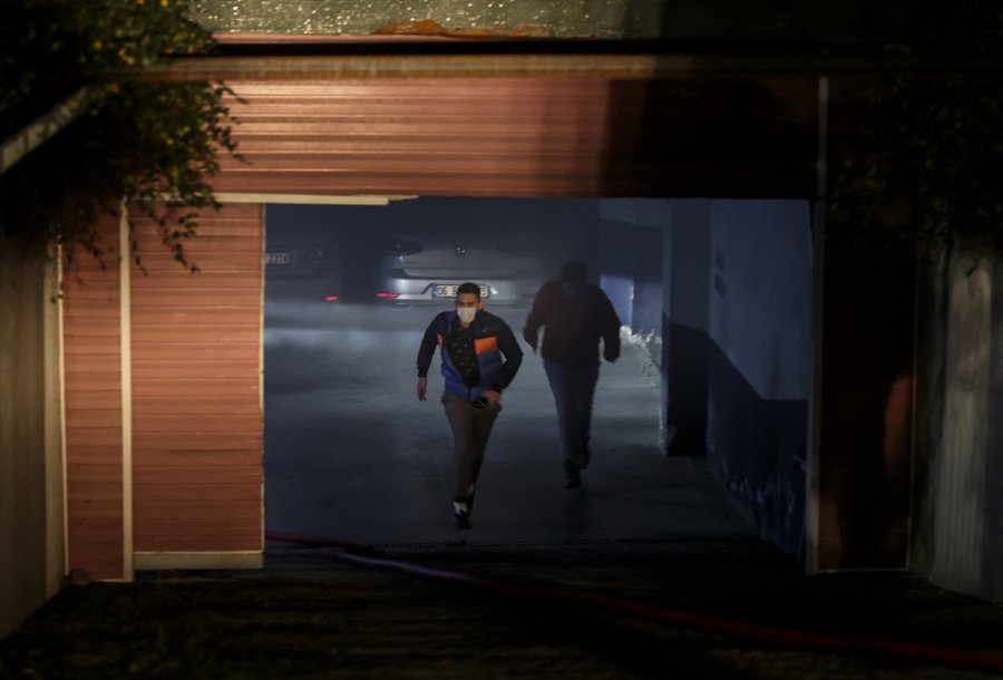 Başkentte Sitenin Kapalı Otoparkındaki Lüks Araçta Yangın Çıktı