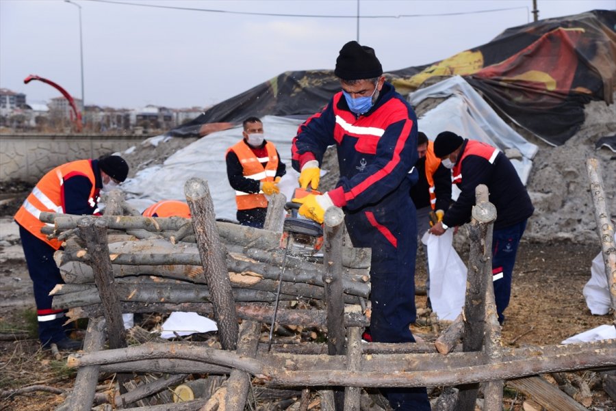 Kahramankazan’da Budanan Ağaçlar İhtiyaç Sahiplerine Dağıtılıyor