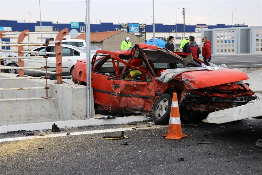 Kayseri'de İki Otomobil Çarpıştı: 2 Yaralı