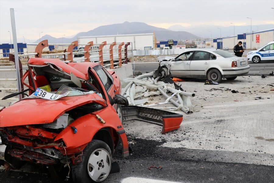 Kayseri'de İki Otomobil Çarpıştı: 2 Yaralı