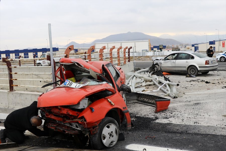 Kayseri'de İki Otomobil Çarpıştı: 2 Yaralı