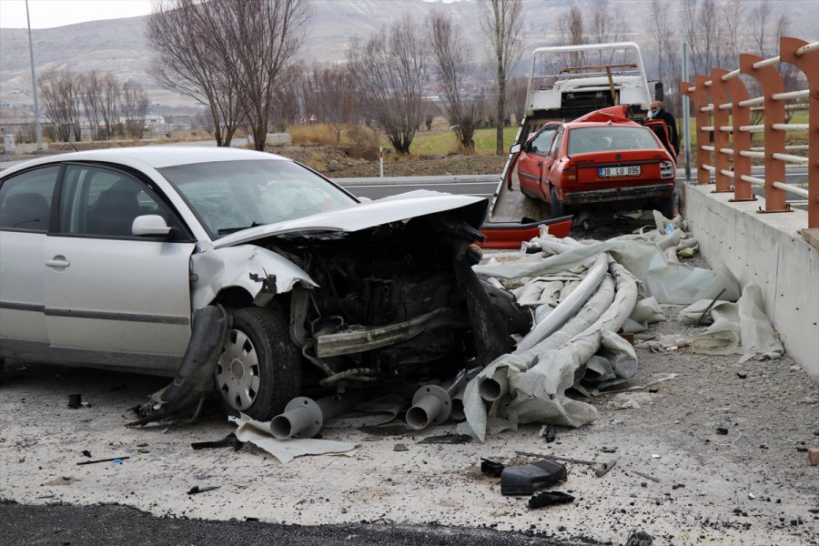Kayseri'de İki Otomobil Çarpıştı: 2 Yaralı