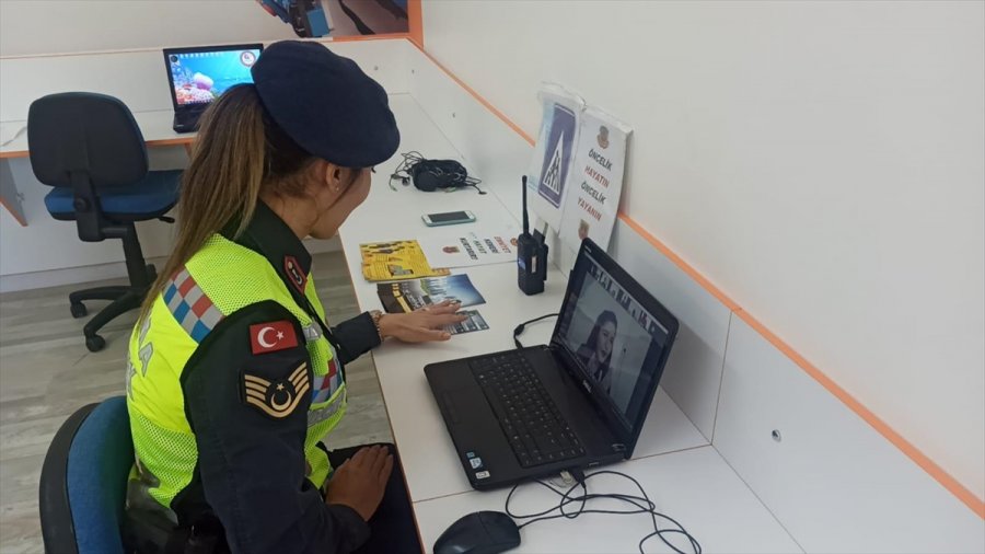 Mersin'de Jandarma, Öğrencilere İnternet Üzerinden Trafik Eğitimi Verdi
