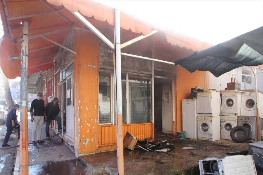 Serik'te Beyaz Eşya Servisinde Çıkan Yangın Hasara Neden Oldu