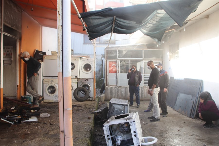 Serik'te Beyaz Eşya Servisinde Çıkan Yangın Hasara Neden Oldu