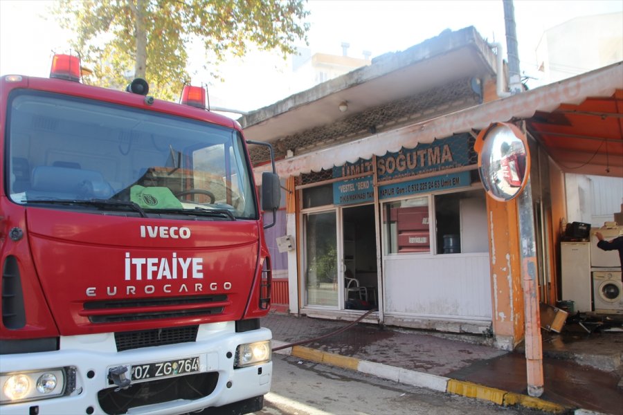 Serik'te Beyaz Eşya Servisinde Çıkan Yangın Hasara Neden Oldu