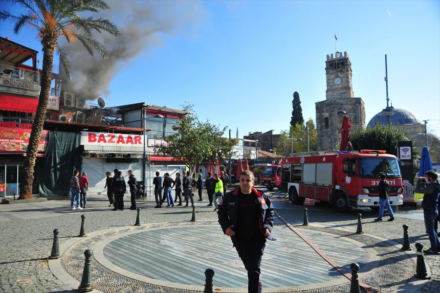 Antalya'da Restoranın Çatı Katında Çıkan Yangın Hasara Yol Açtı