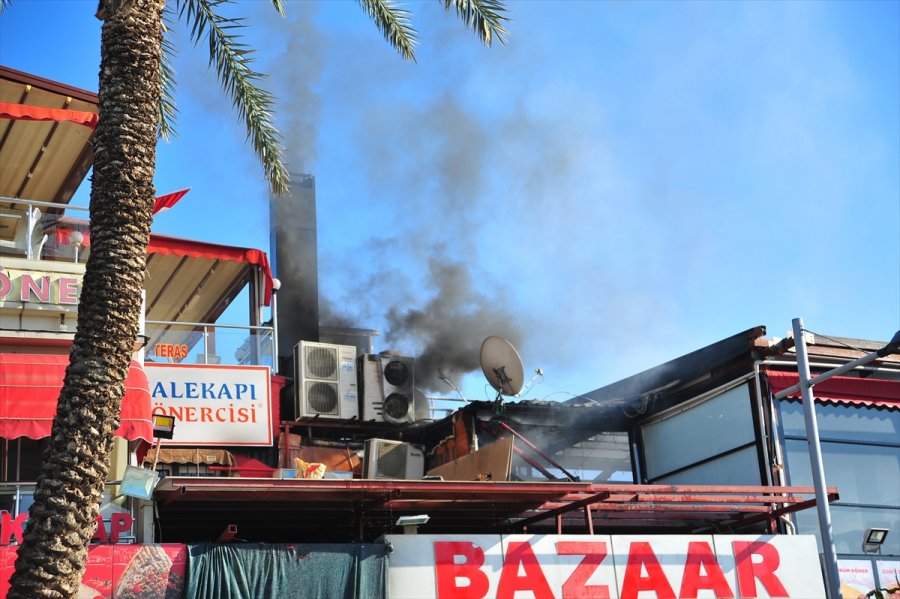 Antalya'da Restoranın Çatı Katında Çıkan Yangın Hasara Yol Açtı