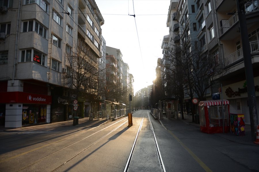 Eskişehir'de Sokağa Çıkma Kısıtlamasına Uyuluyor
