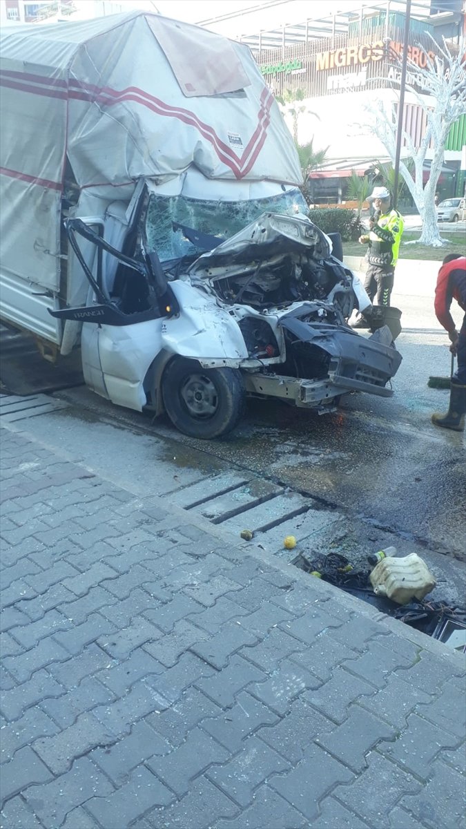 Mersin'de Park Halindeki Tıra Çarpan Kamyonetin Sürücüsü Yaralandı