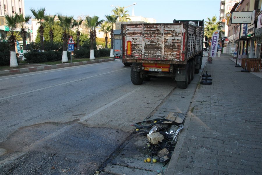 Mersin'de Park Halindeki Tıra Çarpan Kamyonetin Sürücüsü Yaralandı