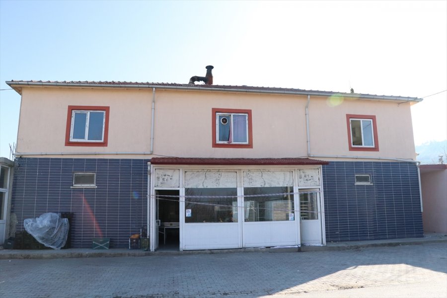 Ekmek Fırınının Odun Ateşi Belediyeyi Isıtıyor