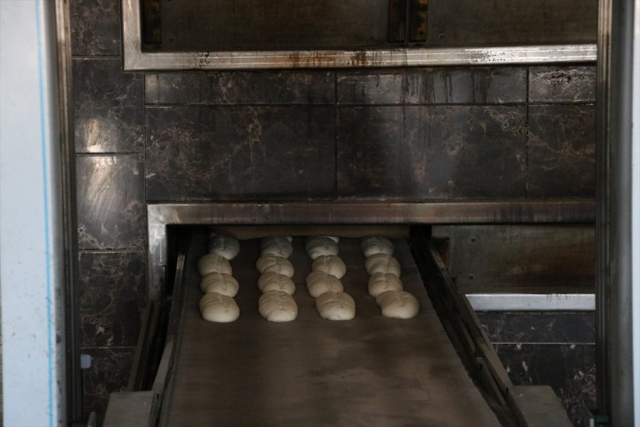 Ekmek Fırınının Odun Ateşi Belediyeyi Isıtıyor