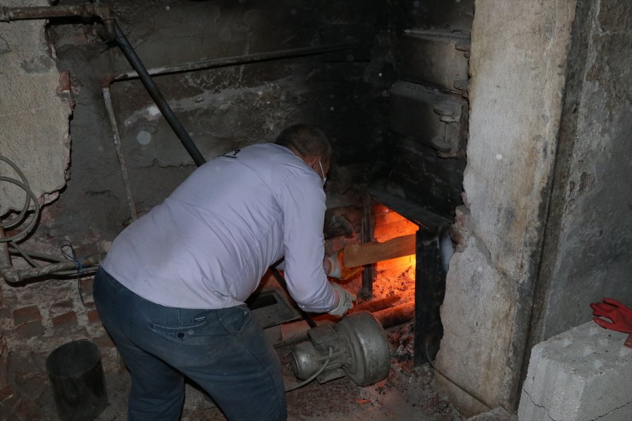 Ekmek Fırınının Odun Ateşi Belediyeyi Isıtıyor