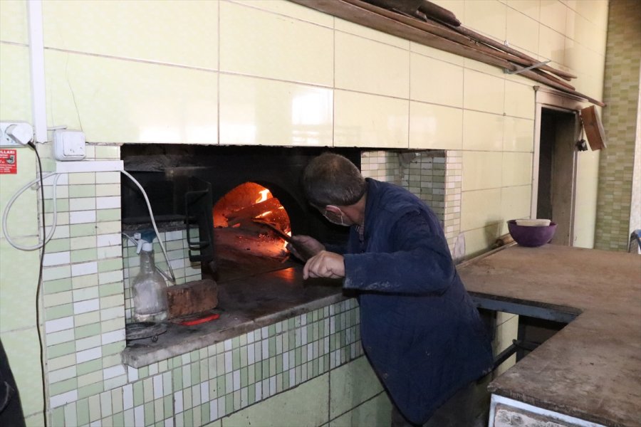 Ekmek Fırınının Odun Ateşi Belediyeyi Isıtıyor
