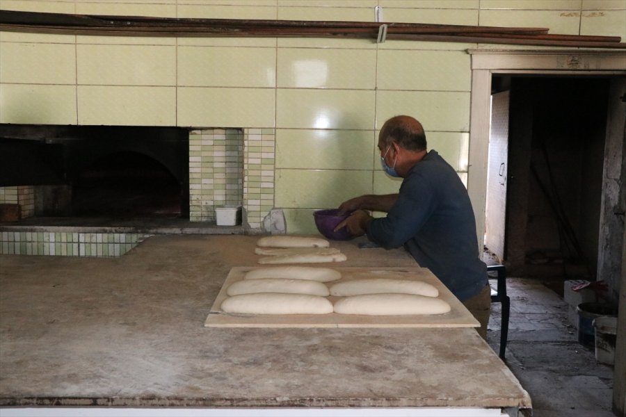 Ekmek Fırınının Odun Ateşi Belediyeyi Isıtıyor