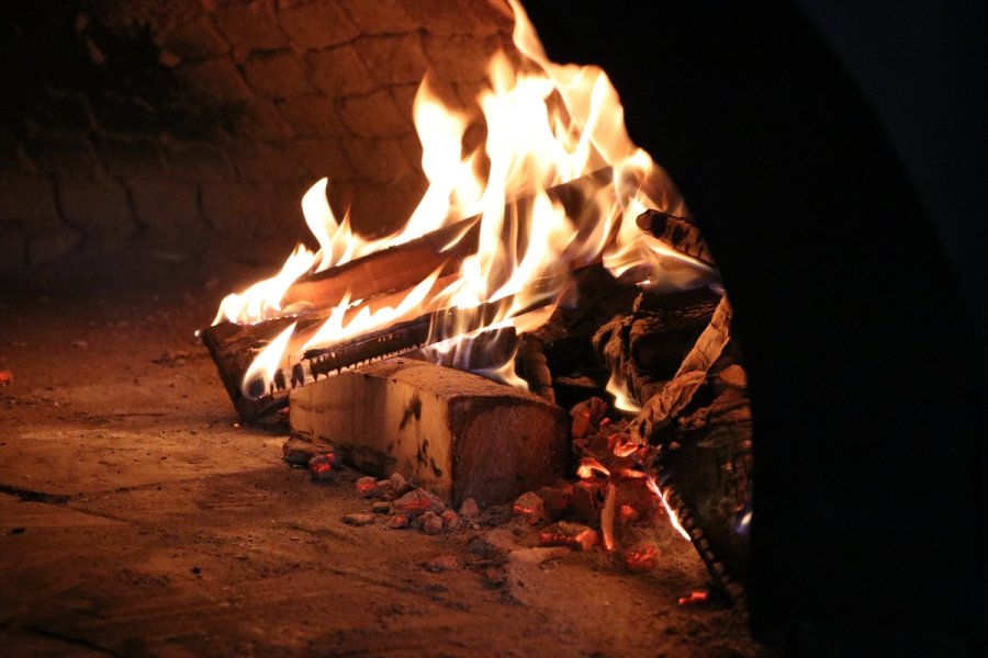 Ekmek Fırınının Odun Ateşi Belediyeyi Isıtıyor