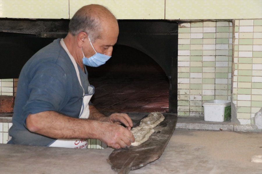 Ekmek Fırınının Odun Ateşi Belediyeyi Isıtıyor