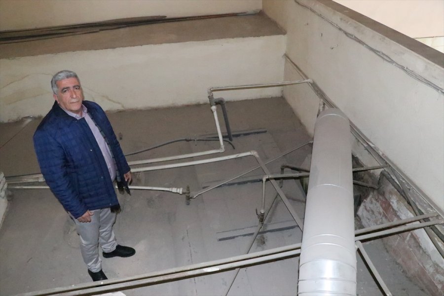 Ekmek Fırınının Odun Ateşi Belediyeyi Isıtıyor