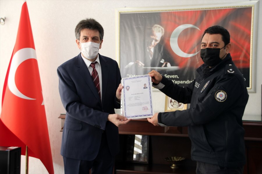 Erdemli Kaymakamı Kula'dan Emniyet Personeline Başarı Belgesi