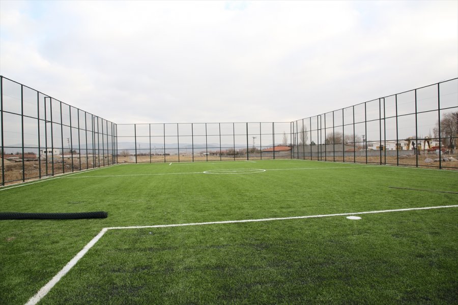 Gölbaşı Belediyesi Dört Futbol Sahasının Yapımını Tamamladı