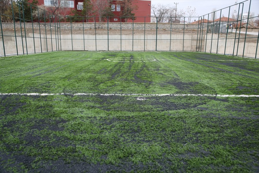 Gölbaşı Belediyesi Dört Futbol Sahasının Yapımını Tamamladı