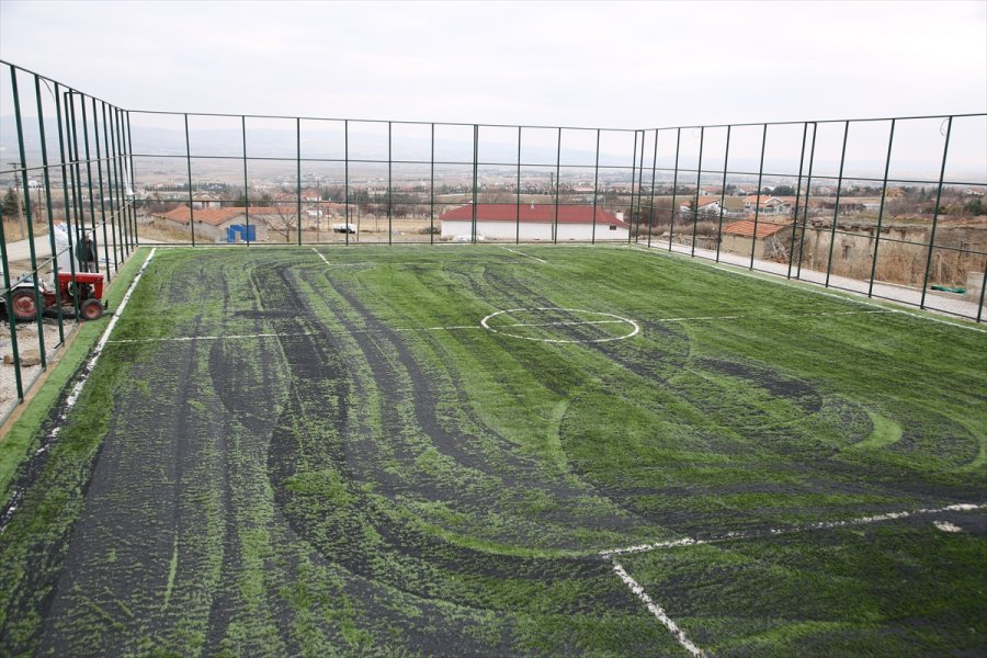 Gölbaşı Belediyesi Dört Futbol Sahasının Yapımını Tamamladı