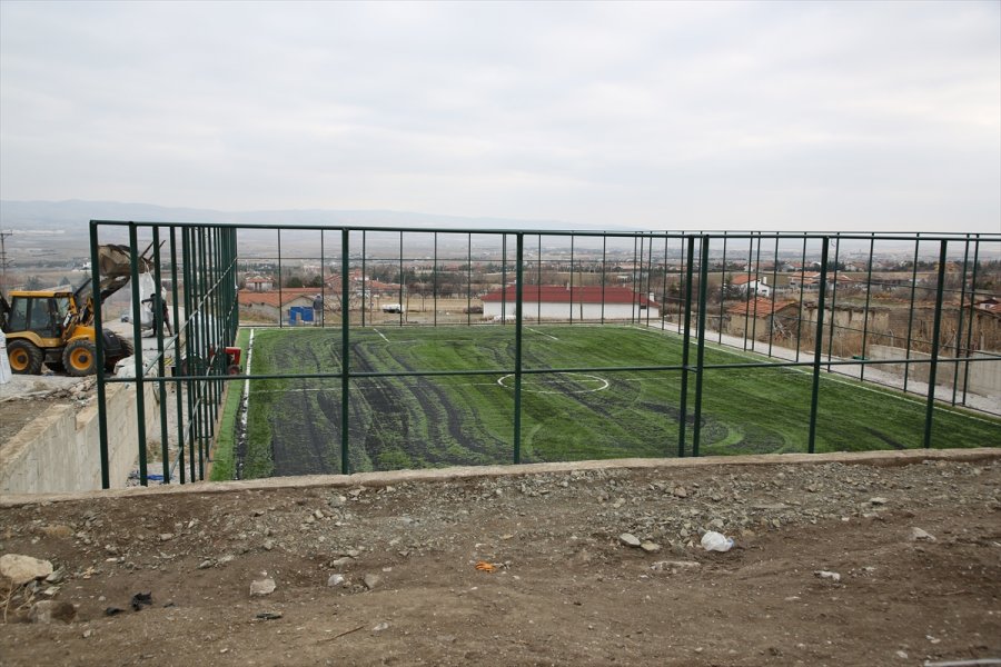 Gölbaşı Belediyesi Dört Futbol Sahasının Yapımını Tamamladı
