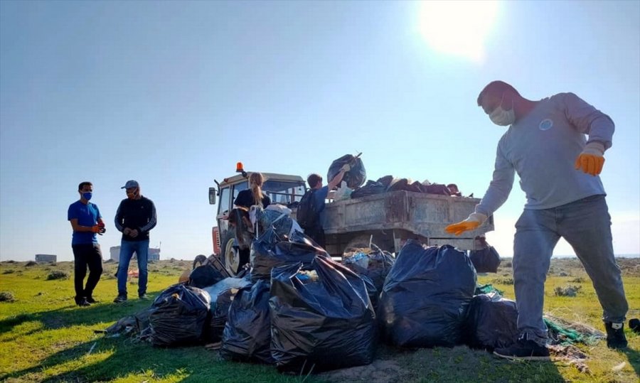 Mersin'de Deniz Kaplumbağalarının Yuvalama Alanı Temizlendi