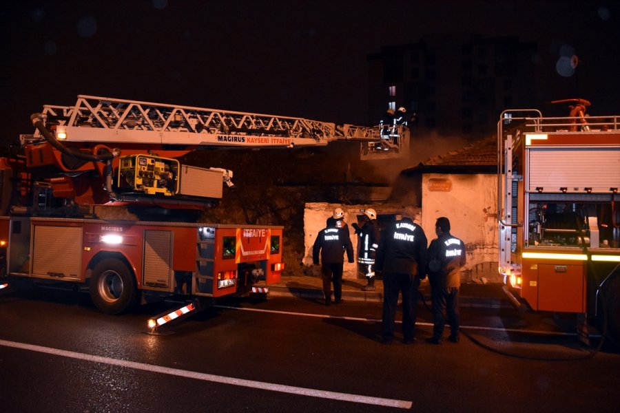 Kayseri'de Müstakil Evde Çıkan Yangın Söndürüldü