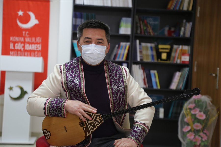 Kazakistanlı Misafir Öğrenci Dombrasıyla Türk Dizilerine Renk Katıyor