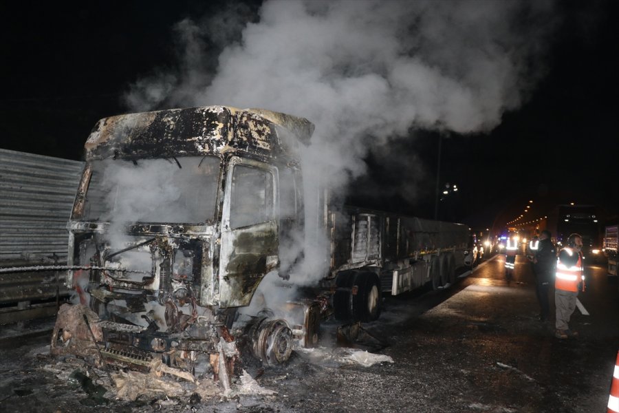 Niğde'de Seyir Halindeyken Yanan Tır Kullanılamaz Hale Geldi