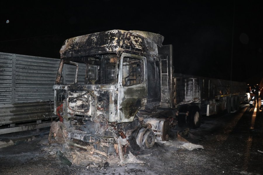 Niğde'de Seyir Halindeyken Yanan Tır Kullanılamaz Hale Geldi