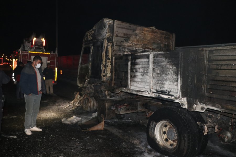 Niğde'de Seyir Halindeyken Yanan Tır Kullanılamaz Hale Geldi
