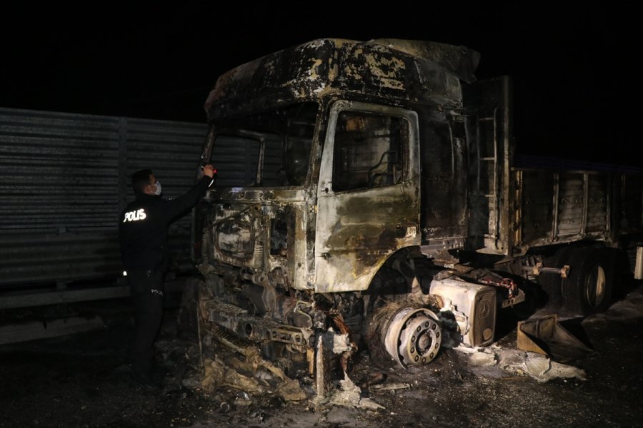 Niğde'de Seyir Halindeyken Yanan Tır Kullanılamaz Hale Geldi