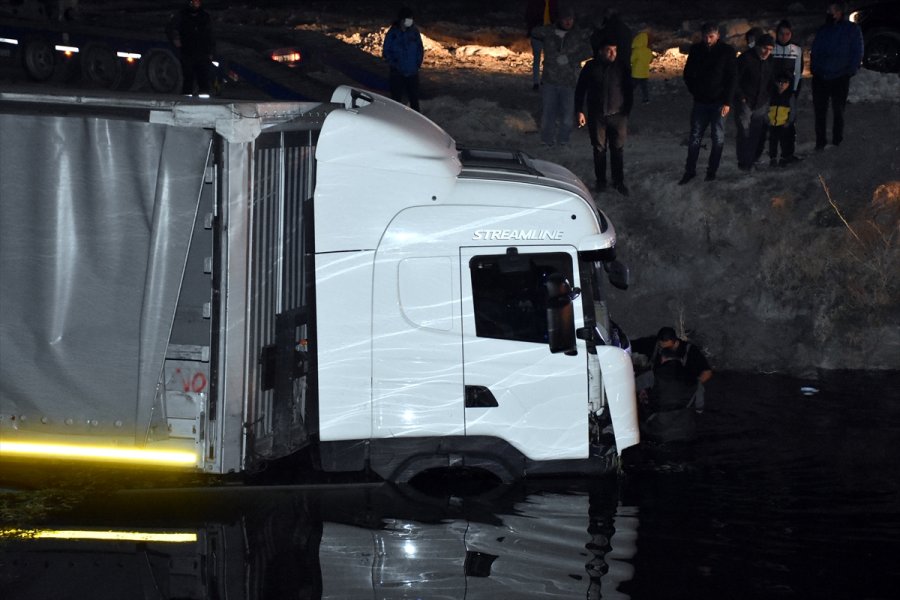 Aksaray'da Su Kanalına Düşen Tırın Sürücüsü Öldü