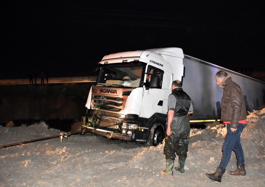 Aksaray'da Su Kanalına Düşen Tırın Sürücüsü Öldü