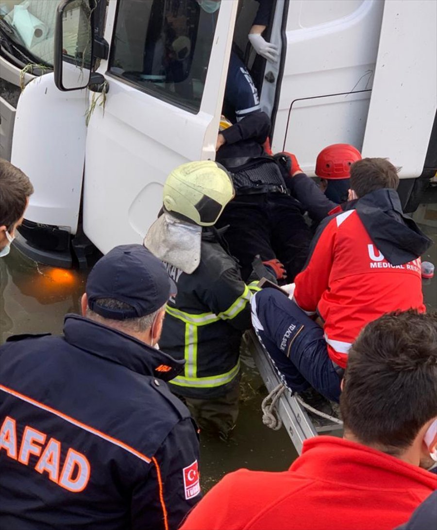 Aksaray'da Su Kanalına Düşen Tırın Sürücüsü Öldü