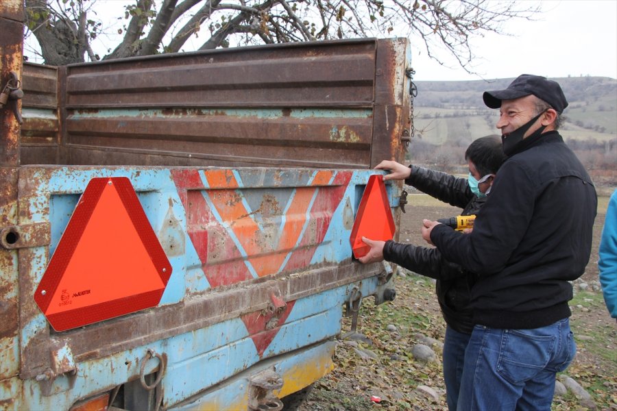 Beypazarı'nda Traktör Römorklarına Reflektör Takıldı